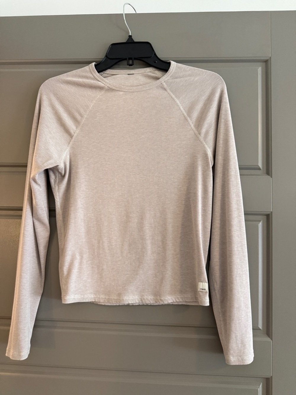 Vuori Long Sleeve Pose Crewneck Top in Ecru Heather- size S